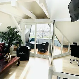 https://luxury-rooftop-loft-with-river-view-10min-to-city.topcolognehotels.com